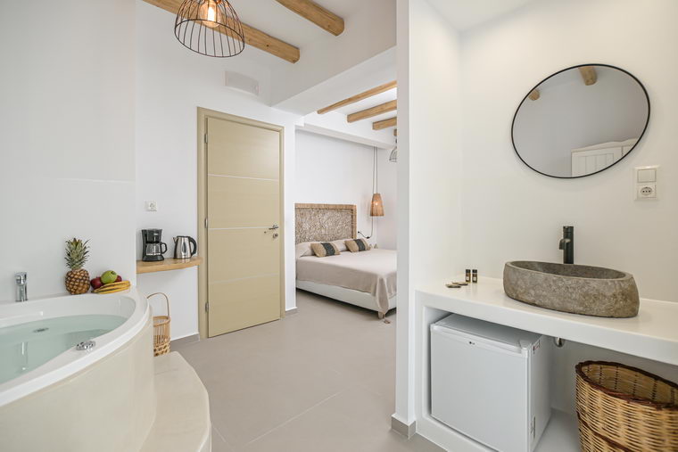 Deluxe double room with indoor hydromassage tub